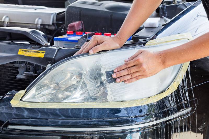 Comment rénover les phares optiques opaques ou jaunis de sa voiture dans le médoc